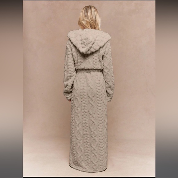 Missguided Cream Textured Robe - Picture 2 of 7